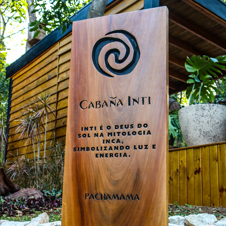 Inti: ampla, com sala, sofá-cama e banheira de hidromassagem