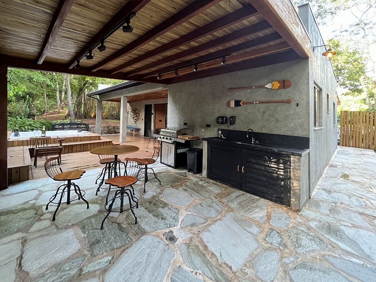 Inti: ampla, com sala, sofá-cama e banheira de hidromassagem