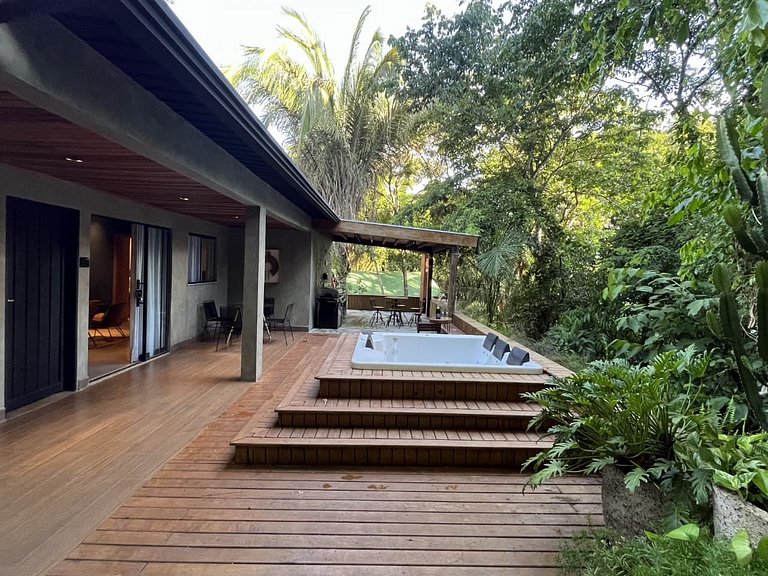 Inti: ampla, com sala, sofá-cama e banheira de hidromassagem